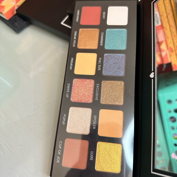 BOXYCHARM Hello Charmer Eyeshadow Palette - Picture 2 of 4